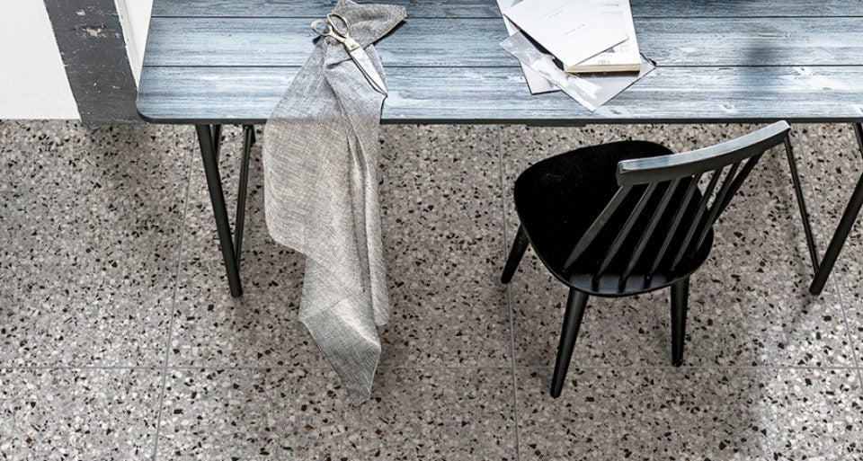 VT Wonen by Douglas & Jones - Terrazzo vloer- en wandtegel Clay Flakes